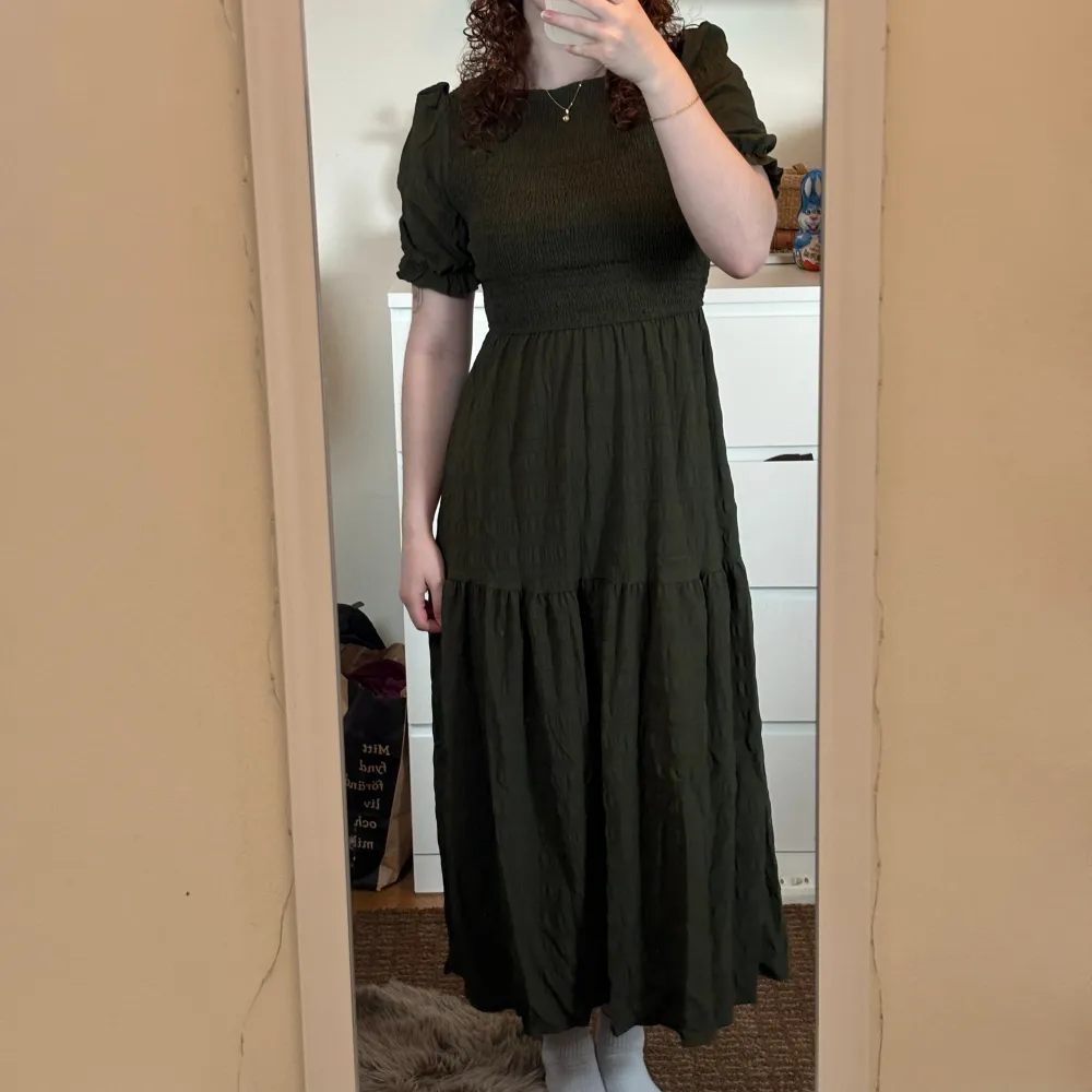 Jag säljer denna fina mörkgröna klänning då den inte är min stil. Jag köpte den för 350 kr. Klänningar.