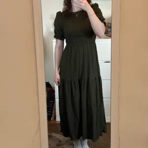 Jag säljer denna fina mörkgröna klänning då den inte är min stil. Jag köpte den för 350 kr