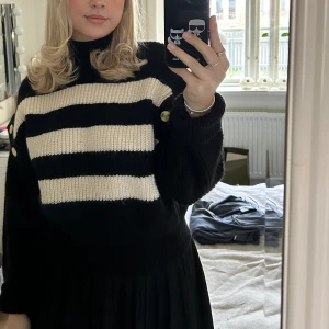 Stickad tröja med guldknappar - Så fin stickad tröja med guldknappar från Mango. Använd 1 gång & köpt i vintras 🤍