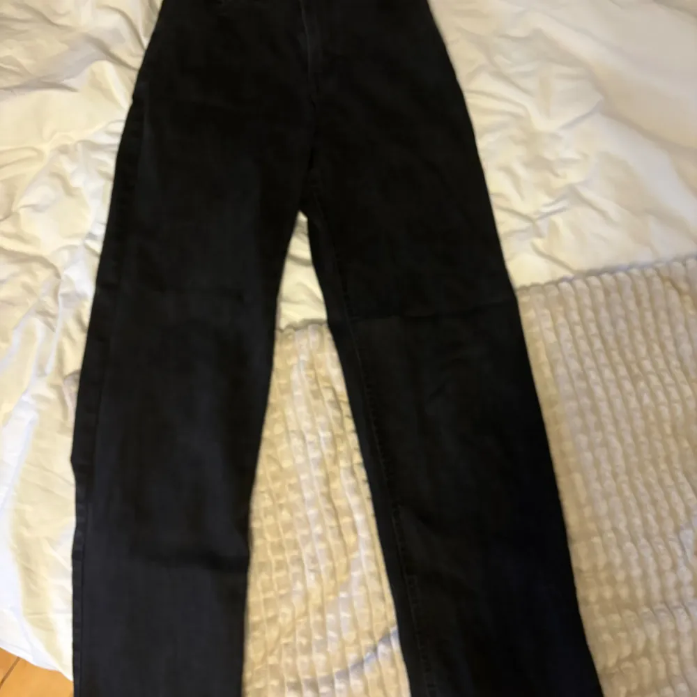 Säljer dessa snygga jeansen i storlek 158 från lindex. Jeansen är endast använda en gång och är som nya. Skulle säga att jeansen är hög midjade men sitter som mid waist på mig. 💓💓 . Jeans & Byxor.