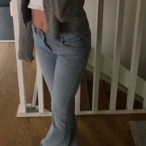 Boutcout jeans - Säljer dessa superfina jeasen från gina tricot i stl 34 (xs). Skulle även kunna passa nån som har stl S då materialet är stretchigt. Fina jeans som är i ett fint skick💕liite långa för mig som är cirka 164 
