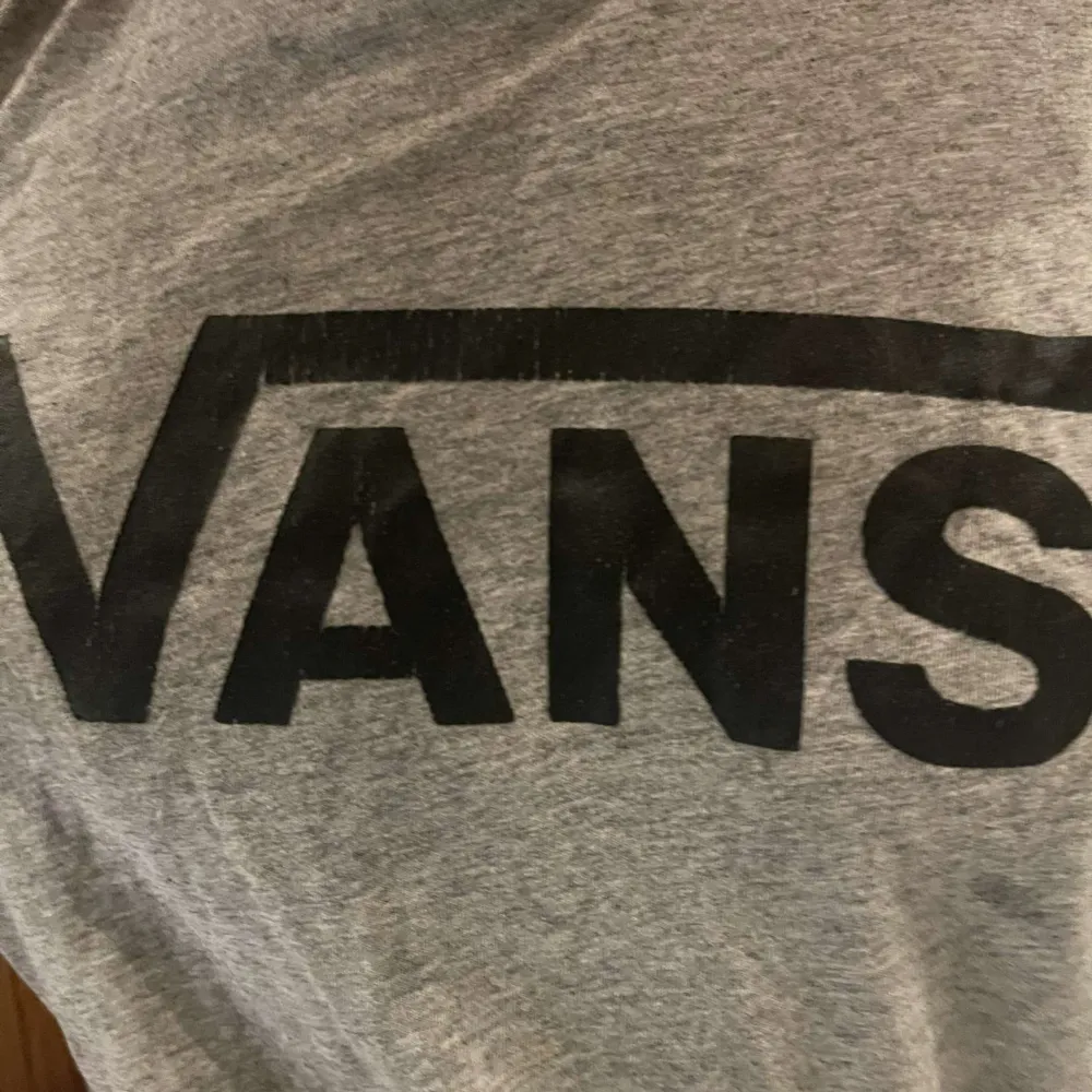 Snygg grå Vans t-shirt som är i storlek XL för 14+ men jag skulle säga att den är som S/M skicket är helt ok som ni ser på den andra bilden.. T-shirts.