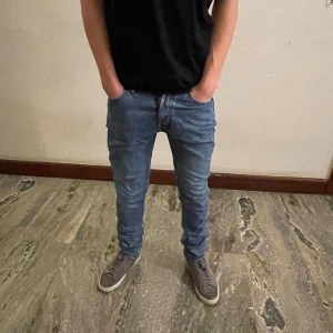 Weekday Jeans 👖  - Tja, säljer dessa Jeans från Weekday 👖 Använda nån gång men som nya. Modellen heter Pine. Kom gärna privat för fler bilder eller frågor 🤝