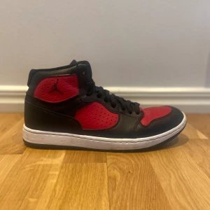 Jordan 1 - Säljer dessa basketskor från Nike, använda men ändå väldigt bra skick. Köpta för ca. 900kr, säljer 250kr. Pris kan diskuteras.
