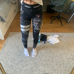 Stronger tights - Säljer mina superfina Stronger tights i storlek xs, nypris 800kr💘
