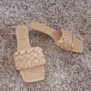 Klackskor  - Super fina klackskor, någor slitna undertill men inget som stör användning (se sista bild)🫶🏼