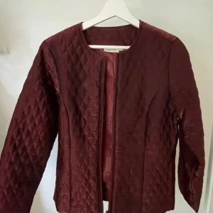 Tunn jacka  - LÅNAD BILD! Köpt här på plick men kommer ej till användning så säljer vidare