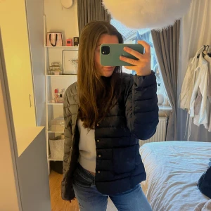 Hampton jacka - Mörkblå Hampton Polo Club jacka i storlek 38. Jackan är perfekt nu till våren ,skicket är bra förutom lite skador längre ner på framsida (se sista bild) Säljer då den inte kommer till användning. Hör av dig vid frågor<3 Pris går att diskutera☺️