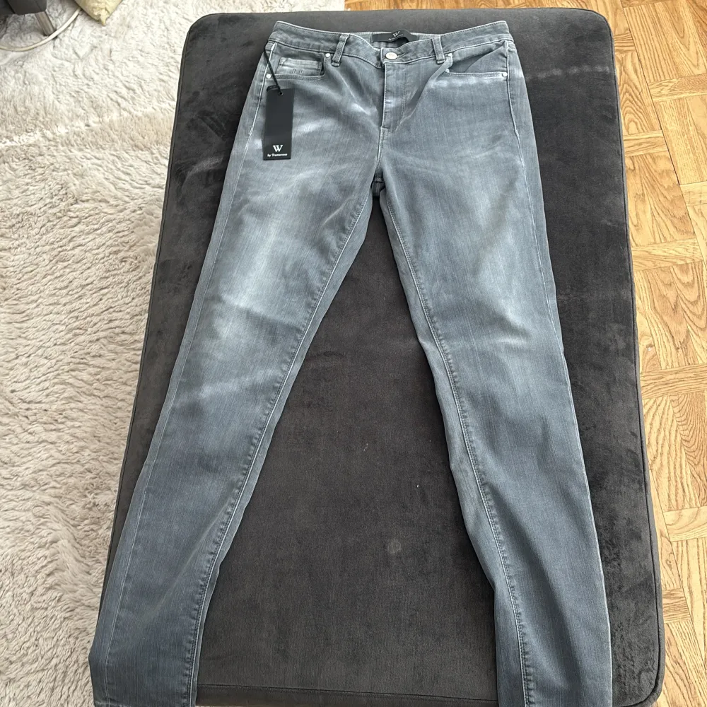 Ett par helt nya tramarossa jeans i modellen Bianca Slim för kvinnor, Helt nya skick 10/10 och dom har en unik grå suede som är just ifrån italien. Nypris 2000 vårat pris 700✌️. Jeans & Byxor.