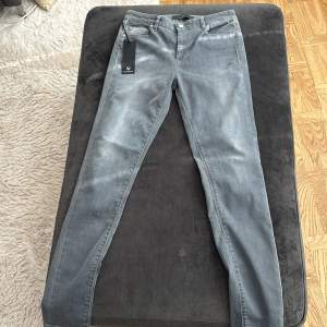 Ett par helt nya tramarossa jeans i modellen Bianca Slim för kvinnor, Helt nya skick 10/10 och dom har en unik grå suede som är just ifrån italien. Nypris 2000 vårat pris 700✌️
