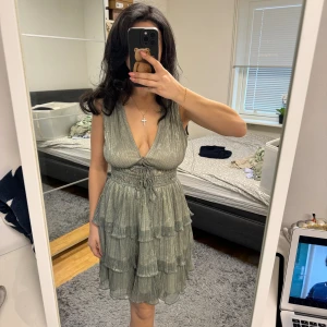 Klänning - Fest klänning helt oanvänd med prislappen kvar, köpt utomlands 