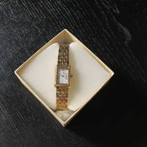 Säljer denna fina klocka från mockberg den är aldrig använd och i helt nyskick, nypris är 1 599