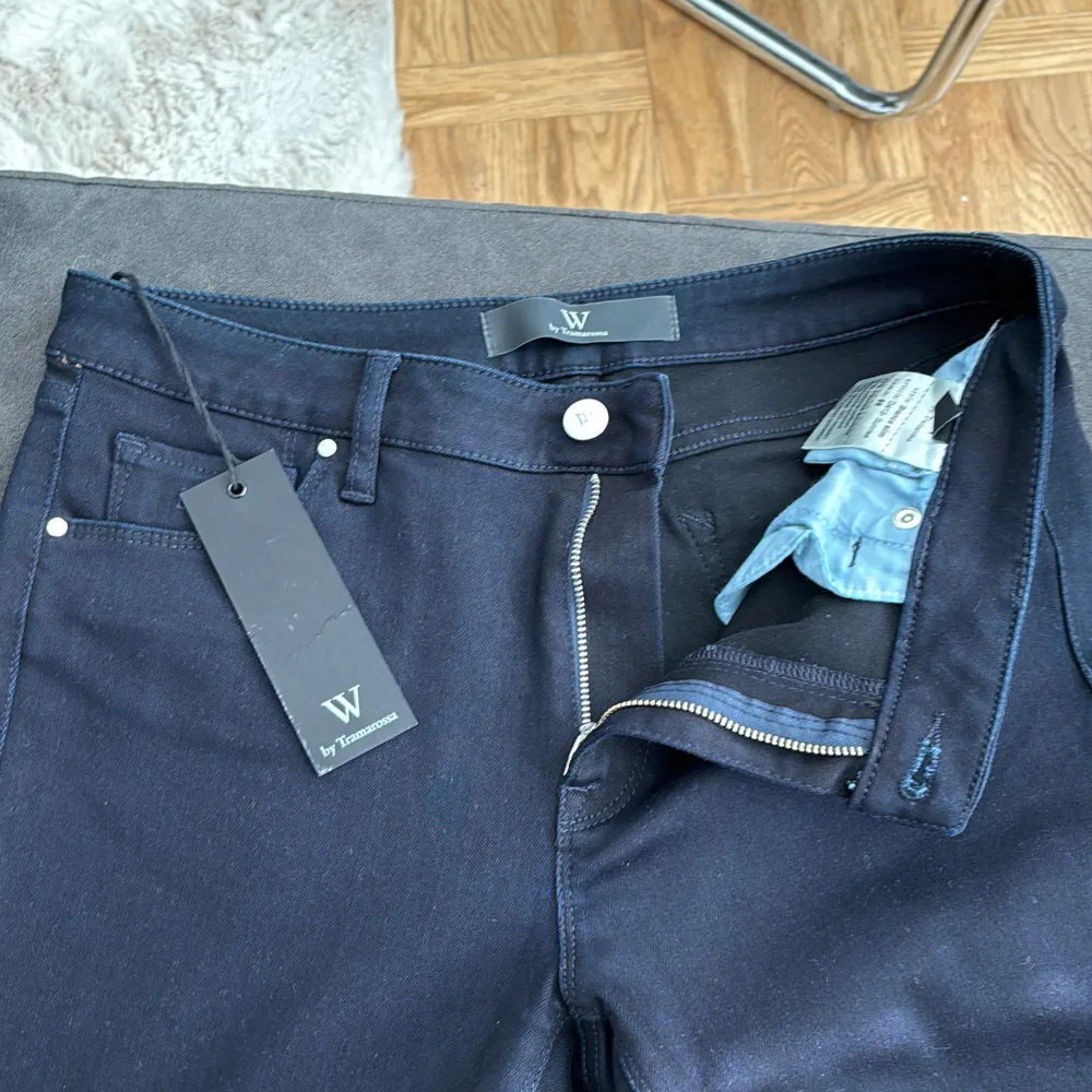 Ett par mörk mörk blåa jeans från tramarossa i storlek 31. Modellen är Bianca slim och är just för kvinnor. Direkt ifrån italien och skicket är 10/10 aldrig använda och retail är 2000 medans vårat pris är 700✌️. Jeans & Byxor.