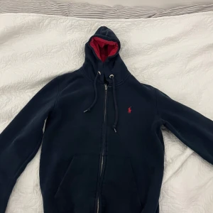 Ralph Lauren Hoodie  - Säljer min Ralph Lauren Hoodie. Använd i gott skick. Storlek M. Pris kan diskuteras.
