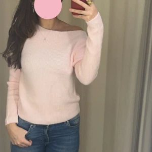 LJUSROSA STICKAD - Jättesöt och skön ljusrosa stickad från MANGO, den har egentligen boatneck men går att ha som one-shoulder! Storlek S