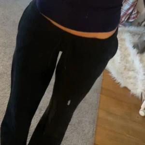 Mjukis/ joggers  - Mjukis byxor från bikbok. Dem har en  defekt då det är ett litet hål längst nere vid foten, som man lätt kan sy igen💕 Nypris 400 säljer för 250💕kontakta för frågor och bilder 