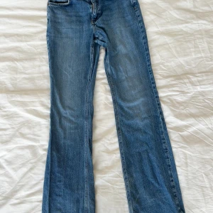 high waist jeans från gina tricot - high waist jens från gina tricot i strlk 38, finns defekter som visas på sista bilden därav priset 🥰 kontakta vid frågor!