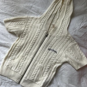 Kofta - Så söt kabelstickad kofta från BDG