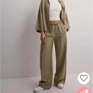 Set med byxa och skjorta, Selected Femme - Säljer detta set med byxa och skjorta från Selected Femme. Användt 1 gång då det blev för liten storlek…  Storlek 36 Nypris för hela setet 998kr  Säljer båda för 350kr 