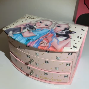 Smyckes box💖 - Säljer en smyckes box! Säljer då den inte är min stil längre! Har inte använt på flera år💗 inga tydliga defekter som jag kan se💖 Smyckerna på bild 3 är INTE för att säljas!❤️ (Top model) Kan sälja för billigare pris!
