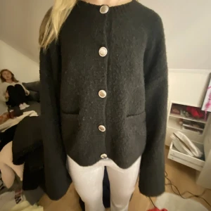 Så fin stickad tröja - Så fin stickad tröja med knappar, köpt för 600kr och knappt använd 💗