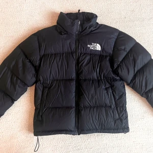The North Face jacka - Hej! Säljer min North Face Jacka då den inte kommer till användning. Skicket är 8/10 och pris kan diskuteras.