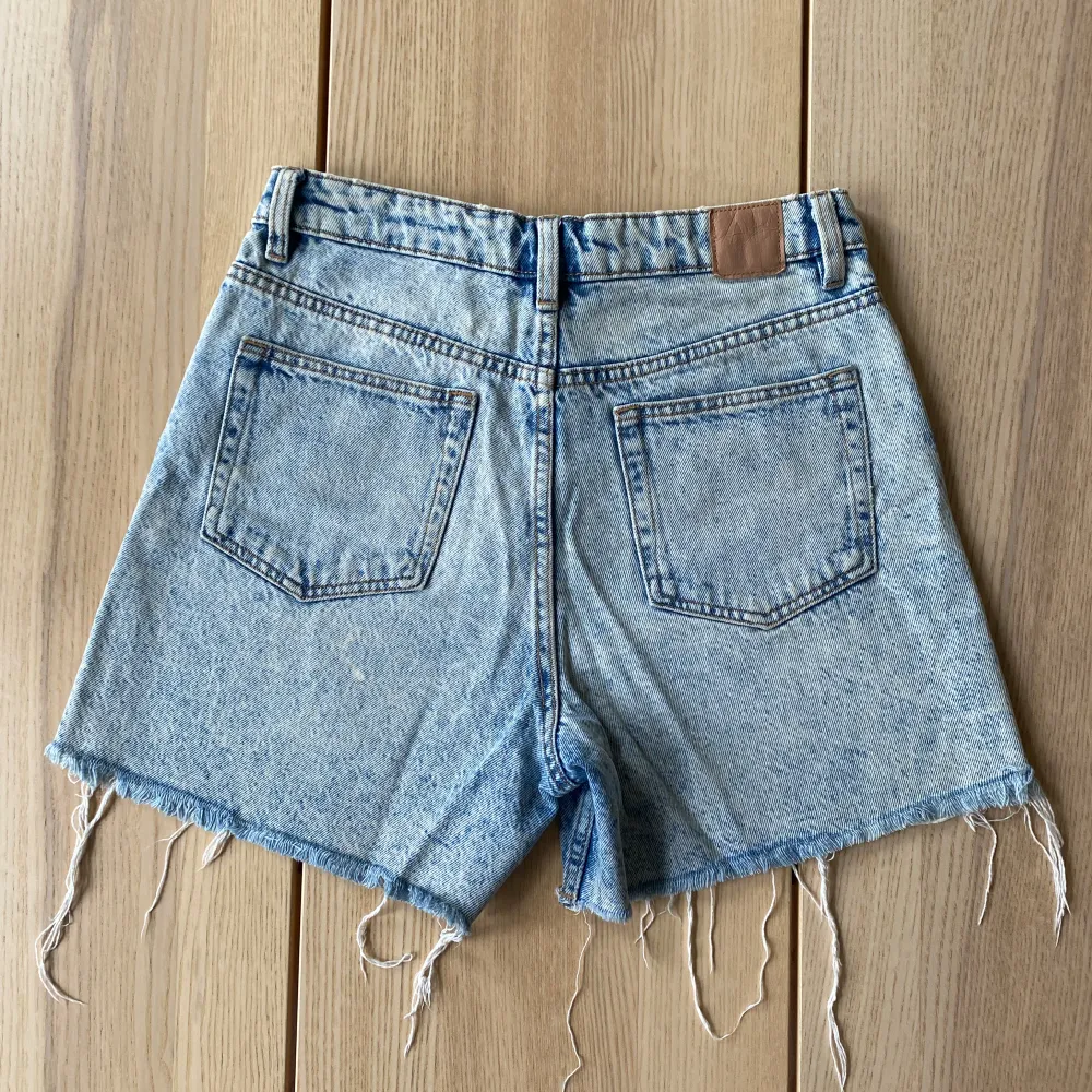 Ljusblå jeansshorts från zara, högmidjade loose fit, inga defekter, ordinarie pris 259kr . Shorts.