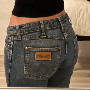 Lågmidjade jeansss - Säljer dessa lågmidjade jeans köpta här på plick då de är för tajta på mig! (Sista bilden är lånade från förra ägaren)