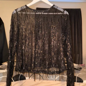 Glittrig tröja - Jätte fin glittrig tröja från Kappahl. Ganska genomskinlig men man kan ha ett linne under. Lappen är borta men den är i storlek S, passar XS-L. Passar perfekt till fest eller nyår!🌟Använd 1 gång, inga defekter.