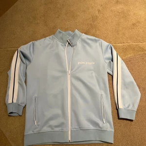 Palm angels - Vill sälja min dress där den är för liten för mig nu, storlek XL, bra skick. Men på byxorna strängen har det låsnat så det är inga problem