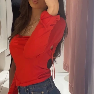 Röd tröja  - Säljer min röda tröja som jag har köpt,har bara använt den en gång 