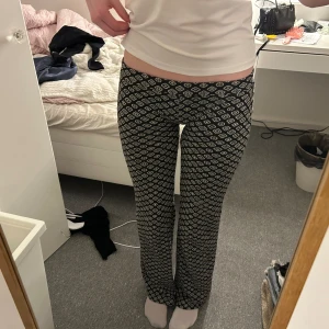 Mönstrade byxor  - Super snygga mönstrade byxor från zara som jag har gjort Lågmidjade! Midjemåttet är 36 cm men är stechiga, innerbenslängden är 86 cm, skulle säga storlek XS eller S, ganska små i rumpan. Bild3 är på en söm som blivit fel men inget man tänker på ❤️