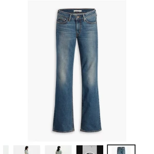lågmidjade levis jeans - super snygga blåa lågmidjade jeans från levis! köpta för inte alls länge sen och endast använda 2-3 gånger. nypris är 919kr.