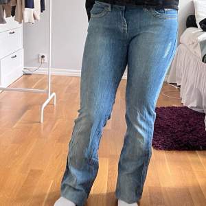 Blåa Bootcut Jeans i Lowrise modell💗 Innerbensmåttet är 77 cm och midjemåttet 35 cm. Modellen är 158cm.  Frågor och funderingar är varmt välkomna😇  S5 114