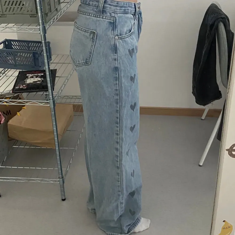 Ascoola baggy lågmidjade jeans med hjärtan på sidorna🫶🏻Det står ingen strlk i byxorna men passar mig perfekt och jag är 36! . Jeans & Byxor.