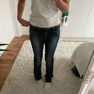 Blå jeans köpa på sellpy, lite stora på mig som brukar ha 27/32 eller 26/30. Skriv till mig om du är intresserad💕