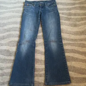 så snygga blåa lågmidjade jeans med detaljer på bakfickorna. dom passar perfekt på mig som är typ 1,64. tryck gärna på köp nu!