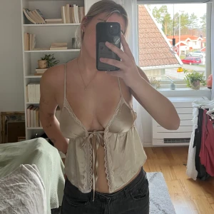 Satintopp guld - Knytning där fram, använd en gång 