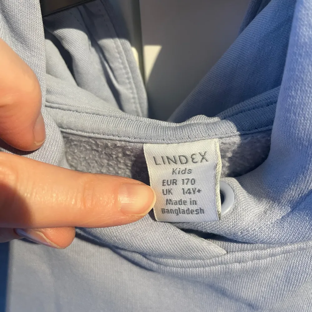 Ljusblå hoodie från Lindex strl 170 men väldigt stor i storleken, mer som storlek S. I använt fint skick. . Tröjor & Koftor.