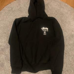 Tjena! säljer nu min stussy world tour hoodie som knappt är använd. Köptes i Amsterdams stussy butik. Pris kan diskuteras.