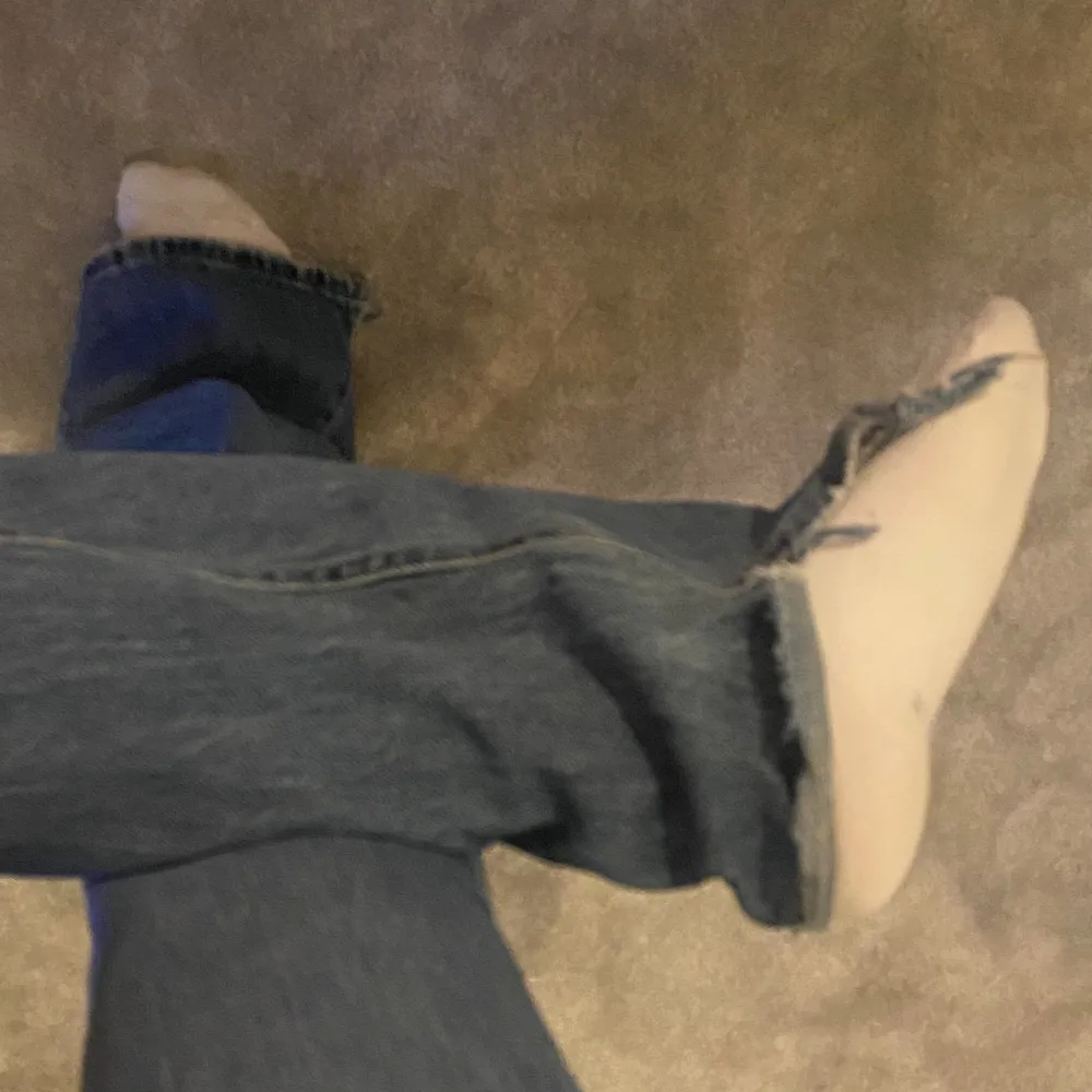 Säljer ett par bootcut jeans med midwaist då jag inte använder dem längre. Väldigt nertrampade (sista bilden) då jag är 163.  Skriv för mer bilder!💕 . Jeans & Byxor.