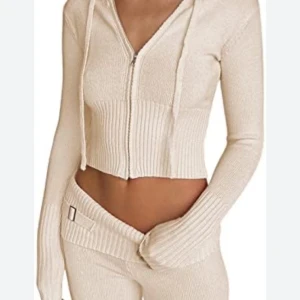 Y2K sett  - Trendigt 2 setts outfit i beige med luva, använd 2 gånger i storlek S. Jätte fint sett men kommer inte till användning🤍