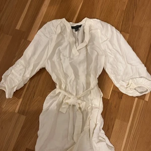 Vit klänning - Säljer denna krämvita fina klänningen från primark. Storlek 34 och använd en gång. Något skrynklig men går lätt att stryka.