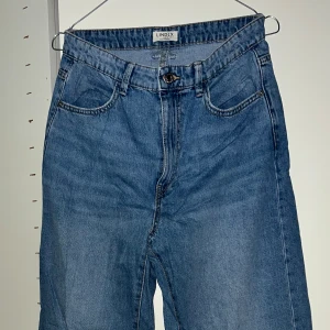 Vida jeans högmidja - Jättesnygga jeans. Hög midja med vida ben. Kan tyvärr inte ha dem. 