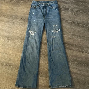 jeans med hål - jeansen är från hm divided hittade dem när jag rensade min garderob och dem är tyvärr för små för mig.