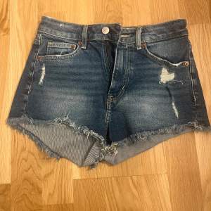 Najs jeansshorts i storlek 36