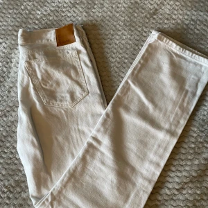 Bikbok Straight Jeans - Säljer dessa superfina jeansen från bikbok, har använts 1 gång. Är i storlek 28/32 men skulle säga att det motsvarar 36/S.