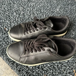 Svarta Lacoste skor - De är använda 5-7 gånger. De är i storlek 41.