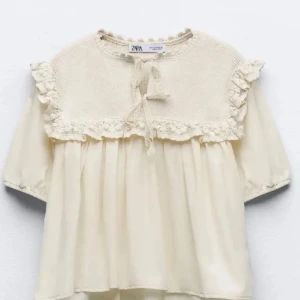 Zara blus - Fin zara blus med små broderier i bra skick!! Säljer pga inte riktigt min stil längre, sparsamt använd 💕 pris kan diskuteras ❤️