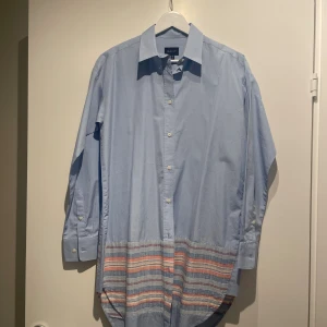 Strand skjorta - En fin strand skjorta, från gant med lite ränder längst ner. I storlek 36